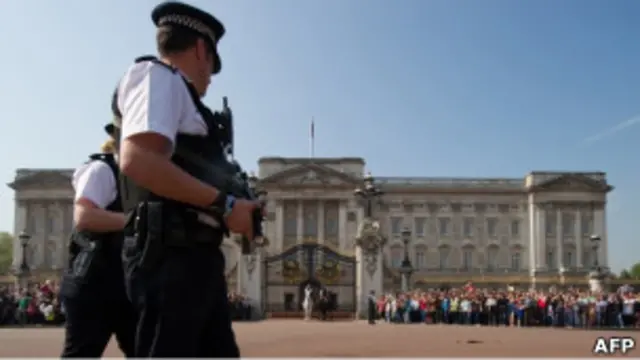 Polisi bersenjata menjaga jalan-jalan di ibukota Inggris