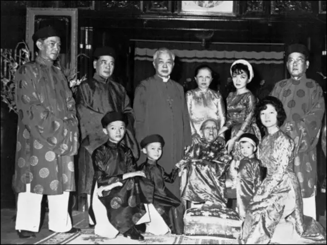 Dòng họ Ngô Đình: (hình năm 1963, từ trái sang) Cố vấn Ngô Đình Nhu, Tổng thống Ngô Đình Diệm, Tổng Giám mục Ngô Đình Thục, em gái tổng thống Diệm, bà mẹ (ngồi), bà Trần Lệ Xuân, ông Ngô Đình Cẩn. Hàng con cháu: Trác, Quỳnh, Lệ Quyên, Lệ Thủy