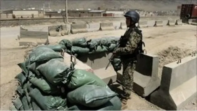 Tentara Afghanistan menjaga jalan-jalan di kompleks bandara Kabul