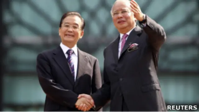 马来西亚总理纳吉布（右）在布城迎接中国总理温家宝（28/4/2011）