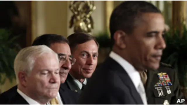 David Gates escucha a Barack Obama