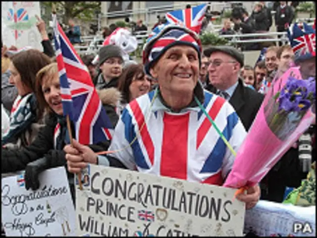 Público aguarda a cerimônia em frente à abadia de Westminster