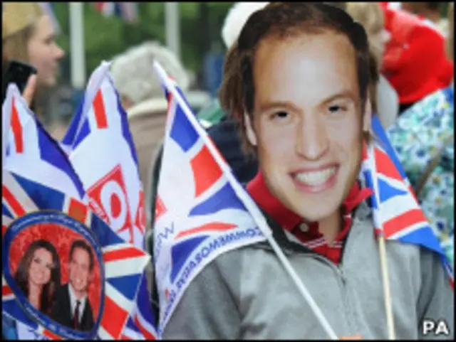 Fã com máscara do príncipe William na avenida The Mall