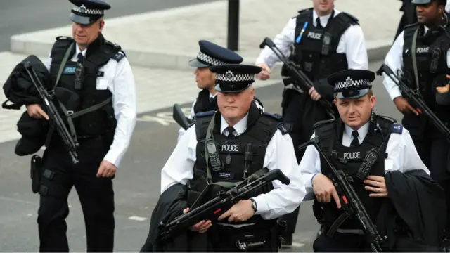 Polisi bersenjata dikerahkan di beberapa titik sepanjang rute antara Buckingham Palace and Westminster Abbey.