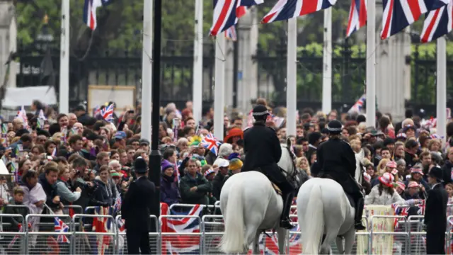 Massa warga penyambut perkawinan Pangeran William-Kate Middleton telah memadati kawasan di sekitar Westminster Abbey di London, Jumat pagi.