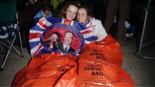 Sebagian warga rela bermalam dengan tenda dan selimut di udara terbuka agar bisa mendapatkan tempat terbaik untuk menyaksikan prosesi di Westminster Abbey.