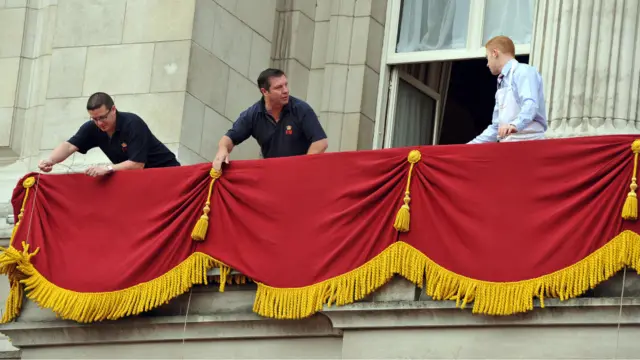 Petugas tengah mempersiapkan balkon di Istana Buckingham tempat pasangan yang baru menikah, Pangeran William dan Kate Middleton akan menyapa publik setelah kembali dari pemberkatan di Westminster Abbey.