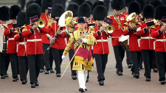 Korps musik militer, yang melintasi The Mall ke arah Westminster Abbey, menjadi tontonan bagi warga yang menyaksikan prosesi pernikahan 