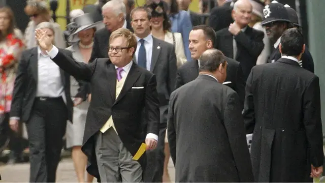 Salah satu undangan, penyanyi kondang Inggris Sir Elton John tiba di Wesminster Abbey.