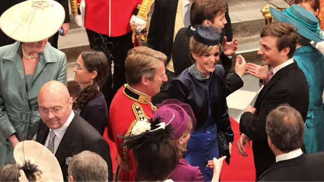 Tamu dari kalangan diplomatik, bangsawan, perwira militer dan pejabat tinggi berbincang-bincang sambil menunggu kedatangan mempelai kerajaan dan juga Ratu Elizabeth II.