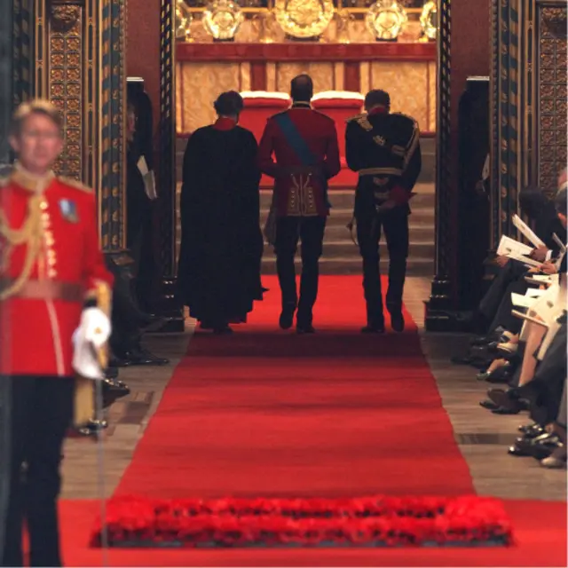 Seorang rohaniwan Westminster Abbey, mempelai pria Pangeran William, dan adiknya Pangeran Harry tiba di Westminster Abbey.