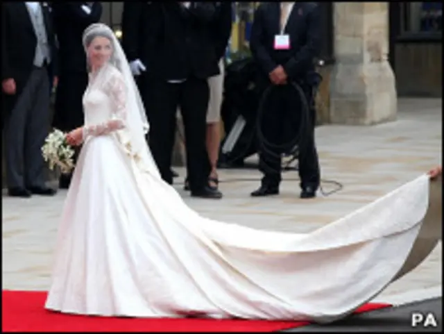 Vestido desenhado por Sarah Burton tem cauda de 2,70 metros