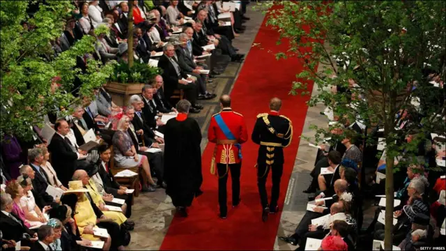 У абатстві були клени й граби.