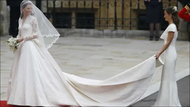 Сукня у Кейт від британського дизайнера Сари Бертон.