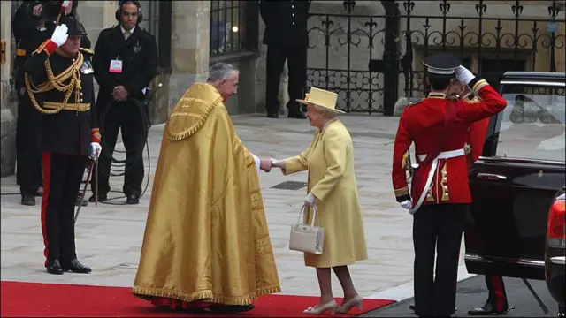 Королеву зустрів Архієписком Кентерберійський.