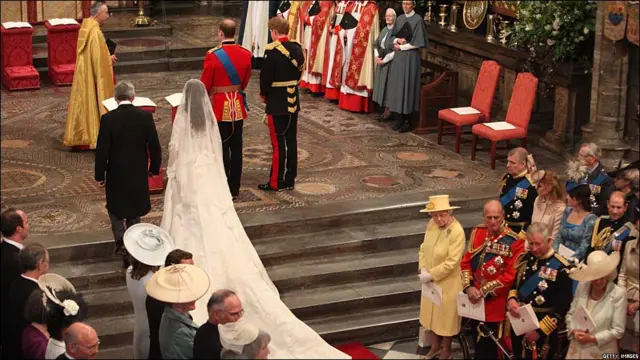 На весілля було запрошено 1900 гостей.