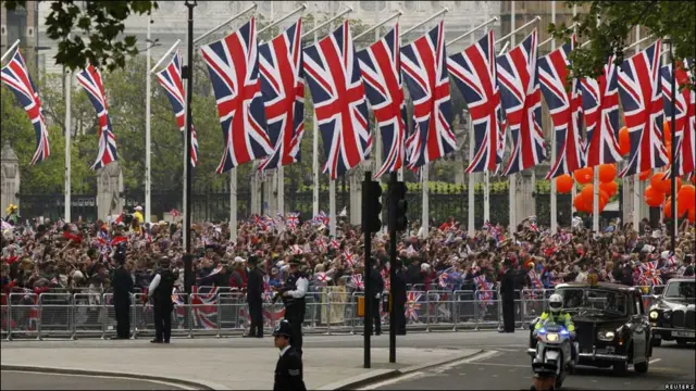 Вулиці Лондона прикрашені прапорцями.