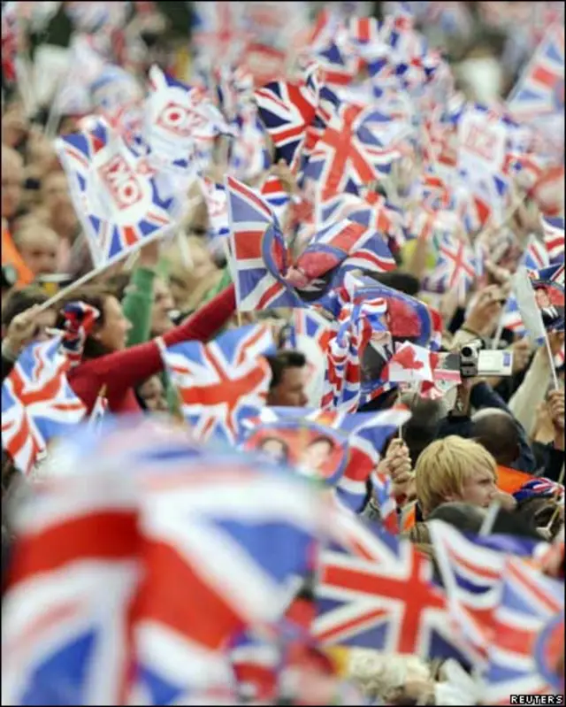 На вулицях Лондона - тисячі людей.