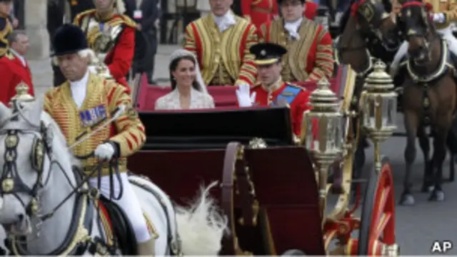 威廉和凯特婚礼结束乘马车前往白金汉宫