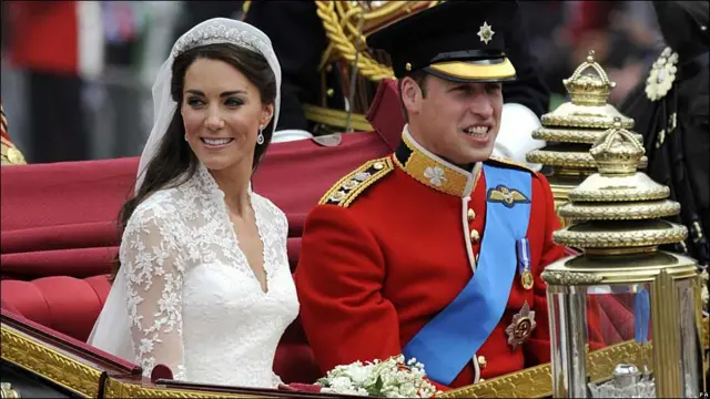 Молоді прибули до Букінгемського палацу на кареті.