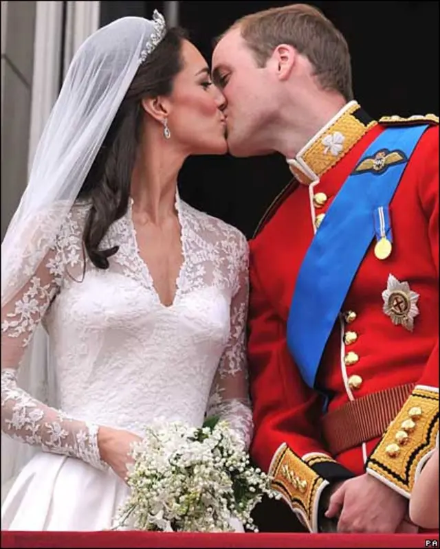 Традиційний поцілунок на балконі Букінгемського палацу