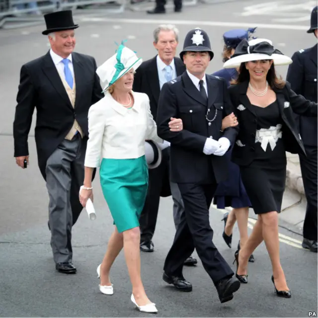 Гости свадьбы с полисменом