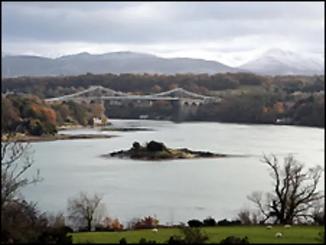 Ponte na entrada do condado de Anglesey