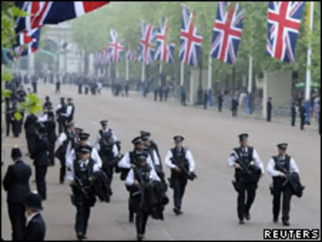 Policiais na avenida que leva ao Palácio de Buckingham, nesta sexta 
