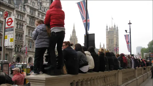 Từ sớm ngày Thứ Sáu, báo chí nhắm vào mô tả buổi lễ ở Tu viện Westminster và cảnh dân chúng tụ tập khắp mấy phố chính tại trung tâm London, trông chờ đám rước và đội kỵ binh Hoàng gia đi qua White Hall.