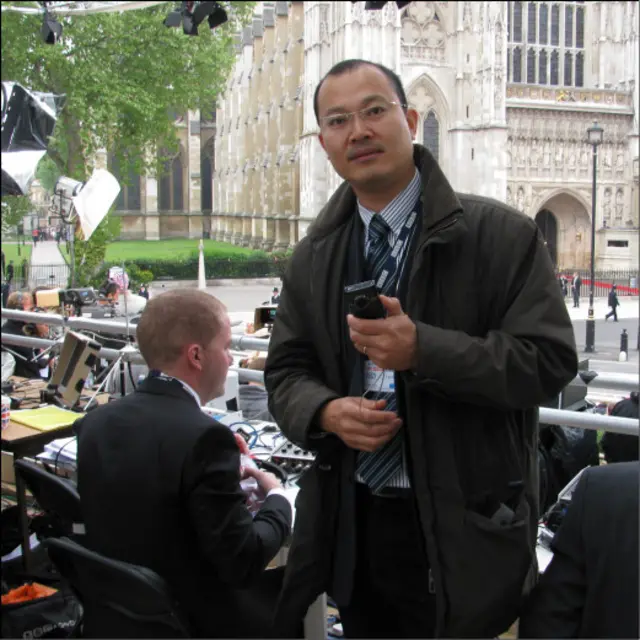 Tôi lo phần cập nhật tin từng phút cho trang web bbcvietnamese.com từ lúc 9:30 đến 12:30 từ trước Tu viện Westminster.