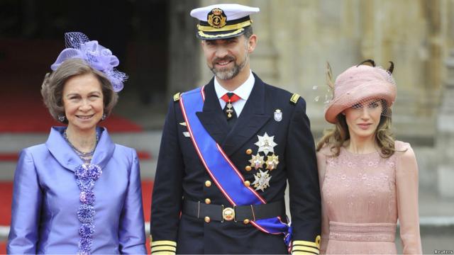 La reina de España, Sofía, el príncipe heredero, Felipe, y su esposa, la princesa Letizia, a su llegada a la ceremonia.