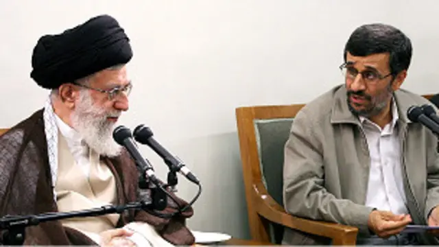 Hubungan antara Ali Khamenei (kiri) dan Mahmoud Ahmadinejad dilaporkan renggang