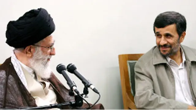 Pemimpin Tertinggi Iran Ayatullah Khamenei (kiri) bertemu dengan Presiden Mahmoud Ahmadinejad