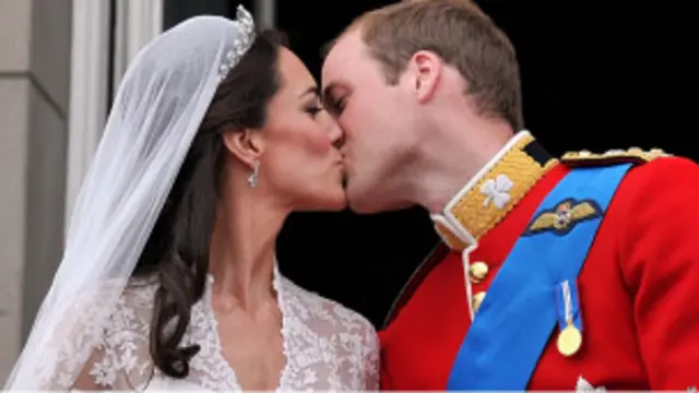 威廉王子夫妇接吻