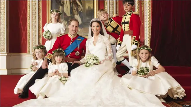 Офіційне весільне фото, оприлюднене резиденцією принца Чарльза.