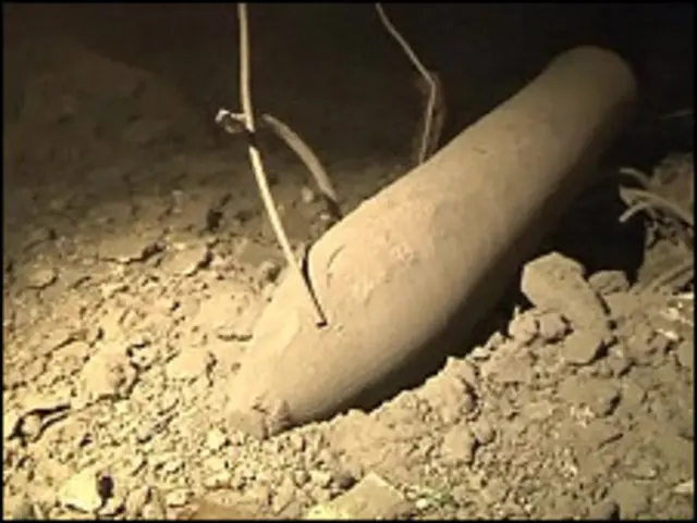 Trái bom chưa nổ mà chính quyền Libya nói do liên quân bắn vào nhà con trai út của ông Gaddafi