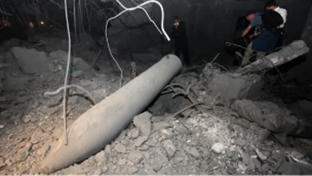 Reruntuhan target serangan udara NATO di Tripoli, Libia.