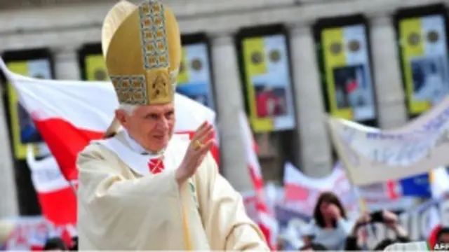 Paus Benediktus memimpin upacara beatifikasi
