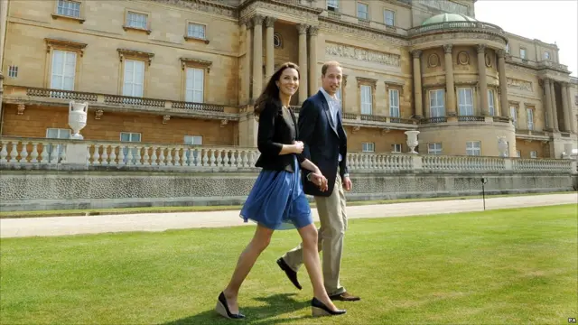 威廉王子与剑桥公爵夫人凯瑟琳在白金汉宫草坪上牵手踱步（30/4/2011）