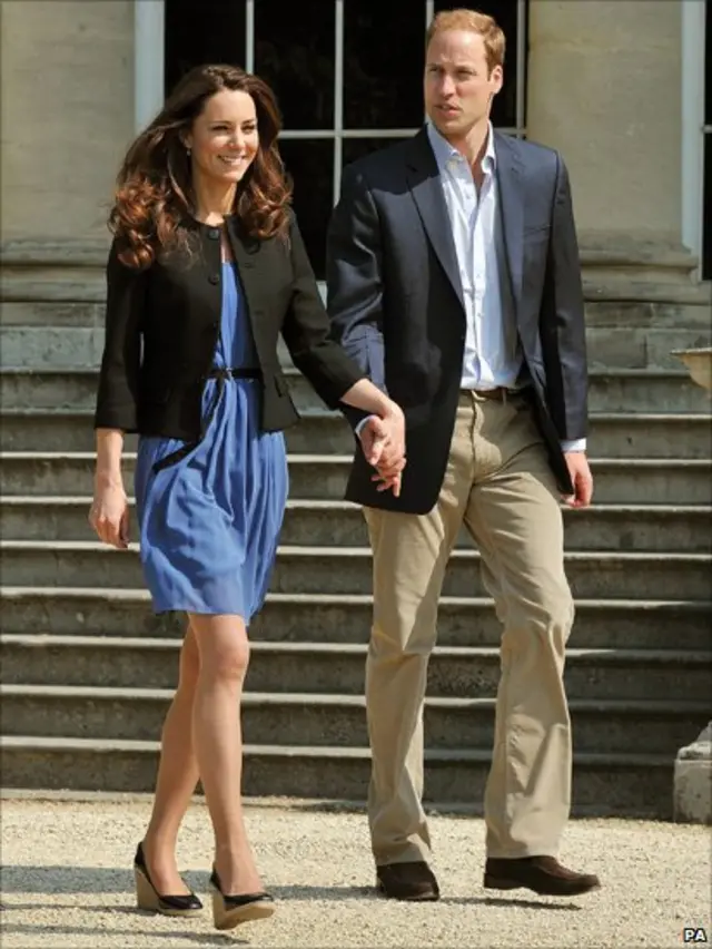 威廉王子与剑桥公爵夫人凯瑟琳在白金汉宫外牵手踱步（30/4/2011）