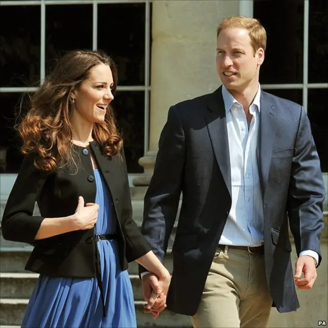 威廉王子与剑桥公爵夫人凯瑟琳在白金汉宫外牵手踱步（30/4/2011）