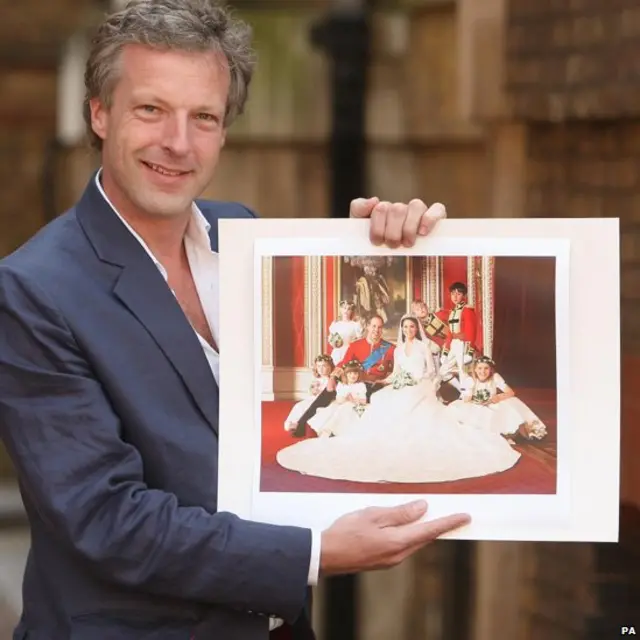 王室大婚官方摄影师休吉·伯南德展示剑桥公爵伉俪的合照（30/4/2011）