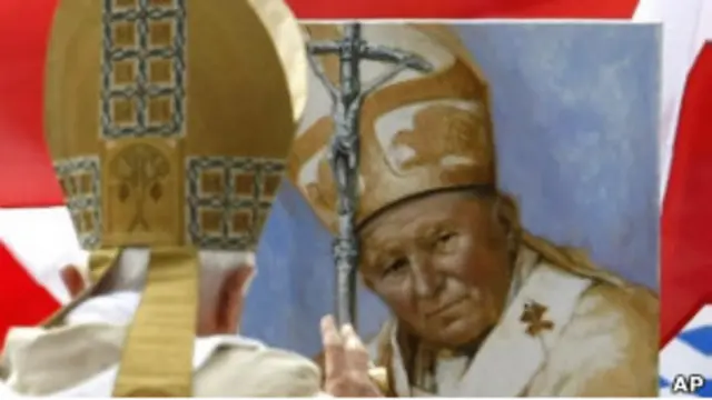 El Papa Benedicto XVI pasa cerca de una imagen de Juan Pablo II