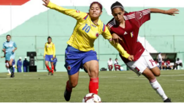 Una jugadora colombiana y una venezolana luchan por el balón. Foto: cortesía Catalina Usme