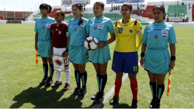 Jugadoras de Venezuela y Colombia con la terna arbitral. Foto: cortesía Catalina Usme