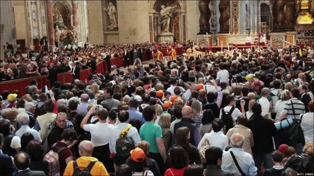 Peregrinos visitan el ataúd de Juan Pablo II en la Basílica de San Pedro
