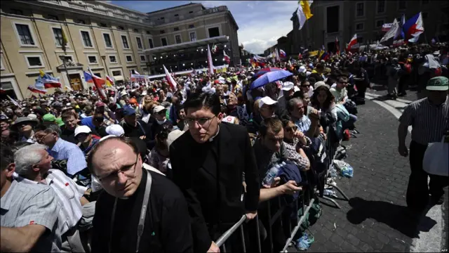 Colas para entrar a venerar los restos de Juan Pablo II el día de su beatificación