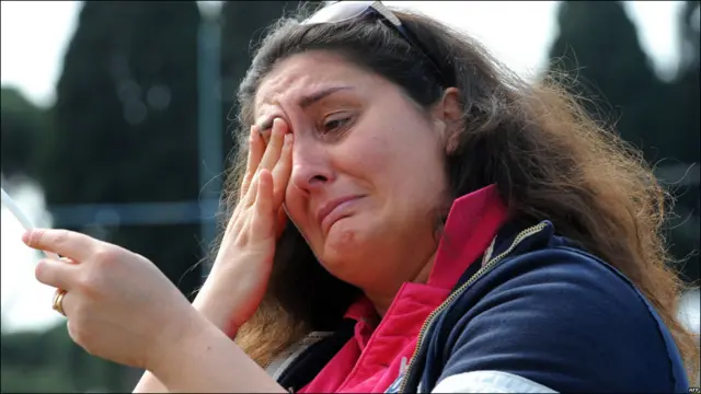 Peregrina llora en Roma tras la beatificación del Juan Pablo II