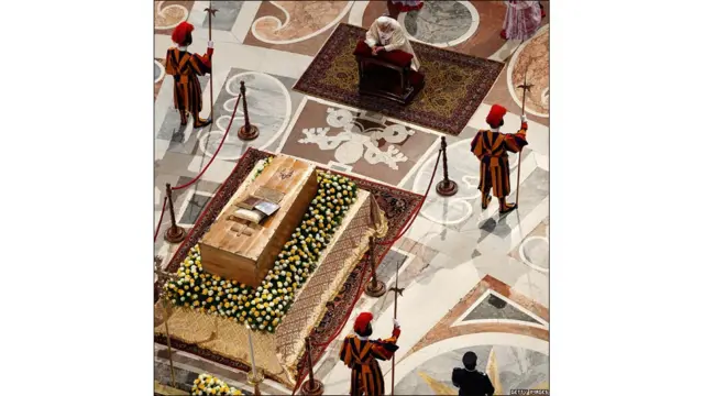 Benedicto XVI frente a la tumba de Juan Pablo II