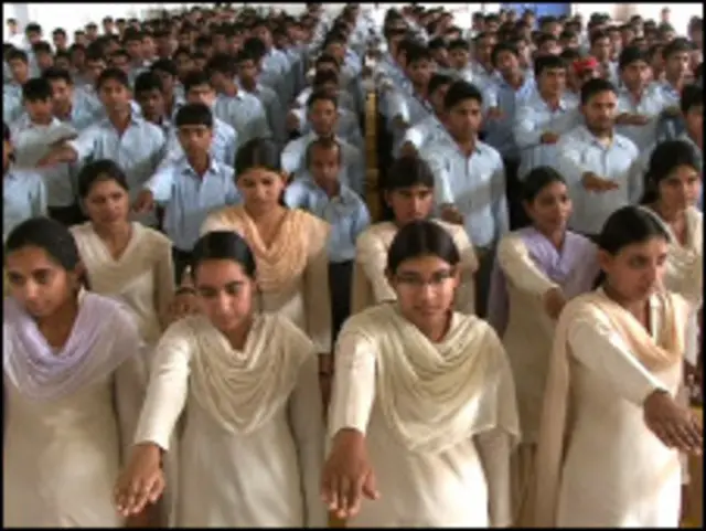 समाजसेवी श्याम सुंदर स्कूली बच्चों से भी भ्रूण हत्या के खिलाफ वचन दिलवाते हैं.